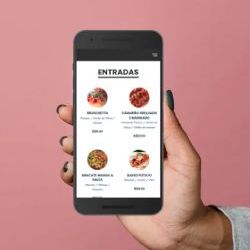 Mão segurando celular com Cardápio Digital na tela