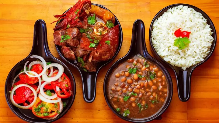 Panelinhas com arroz, feijão, carne e salada