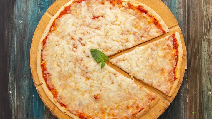 Pizza de muçarela vista de cima, com uma fatia cortada