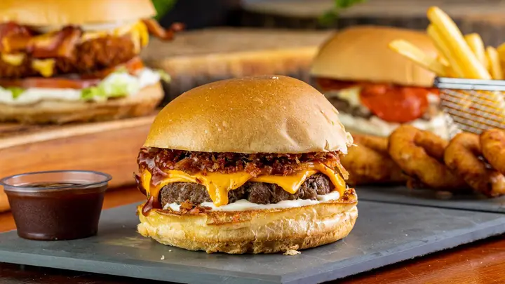 Hambúrguer servido com batata frita